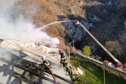 incendiu de proportii la manastirea bistrita trupul carbonizat al unei maicute a fost gasit in mansarda 69db5d847f0d2