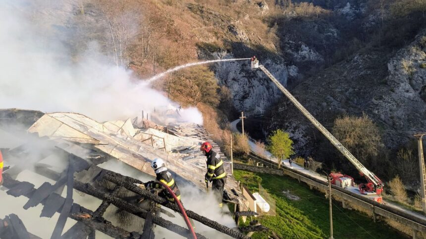 incendiu de proportii la manastirea bistrita trupul carbonizat al unei maicute a fost gasit in mansarda 69db5d847f0d2