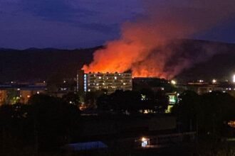 incendiu pe platforma fostului combinat siderurgic din hunedoara au fost semnalate degajari mari de fum video 69e6a3bc80ffe