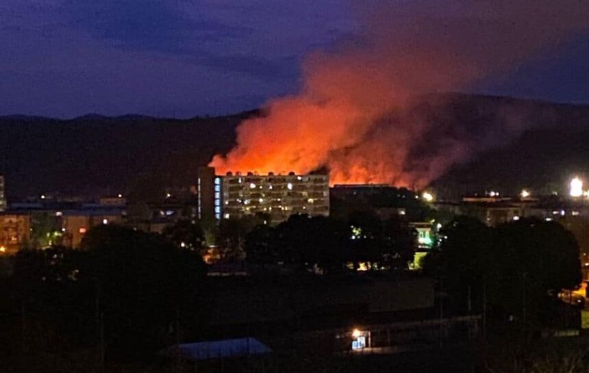 incendiu pe platforma fostului combinat siderurgic din hunedoara au fost semnalate degajari mari de fum video 69e6a3bc80ffe