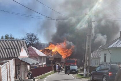 incendiu urias in soveja pompieri din cinci judete mobilizati pentru stingerea a zeci case mistuite de flacari 69ee0e4b0042f