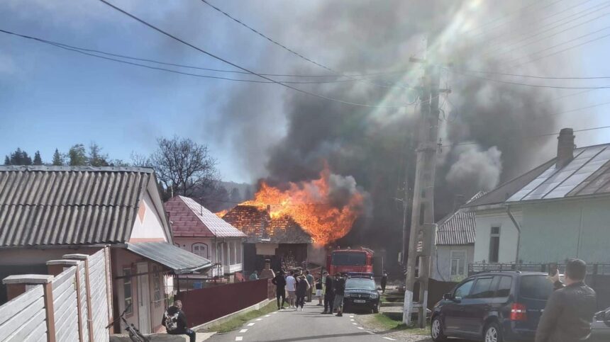 incendiu urias in soveja pompieri din cinci judete mobilizati pentru stingerea a zeci case mistuite de flacari 69ee0e4b0042f