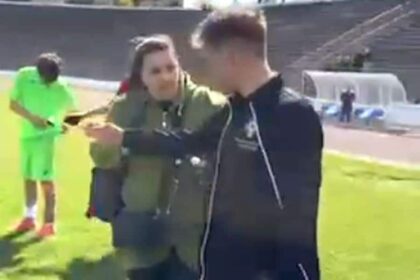 injuraturi si amenintari la un meci de fotbal mama unui jucator a dat buzna pe teren si a sarit la arbitri video 69e5595b407ea