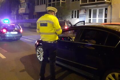 masina fantoma de la targu oprita de politie la volan nu era nimeni trei vlajgani in spate o fata in dreapta fata nimeni nu isi amintea nimic cum s au lamurit lucrurile 69ded953ee4fb