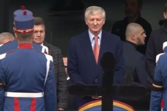 miliardarul rinat ahmetov a ajuns la catafalcul lui mircea lucescu video 69d7bd582e88d