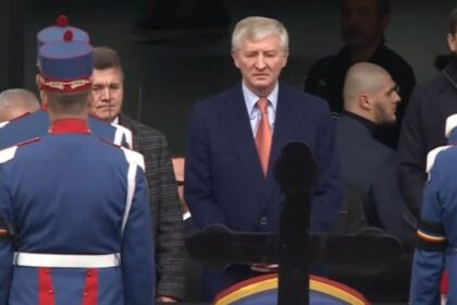 miliardarul rinat ahmetov a ajuns la catafalcul lui mircea lucescu video 69d7bd582e88d