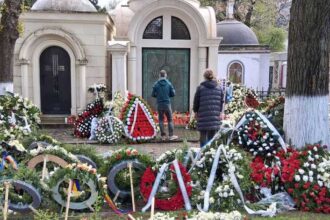 mircea lucescu omagiat de paste la doua zile dupa funeralii oamenii au aprins lumanari la mormantul sau foto 69dbbb4238b1b