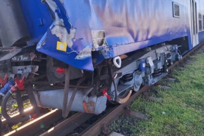 momentul in care o locomotiva loveste doua vagoane in pascani incidentul ar fi fost ascuns de cfr calatori video 69e8e0d91c2b8