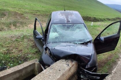 momentul in care o masina se izbeste violent de un cap de pod in vaslui soferul a murit iar fiica lui este in stare grava video 69d0c36f52c17