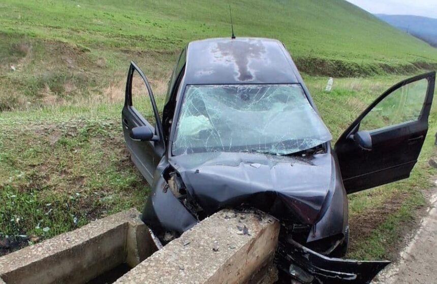 momentul in care o masina se izbeste violent de un cap de pod in vaslui soferul a murit iar fiica lui este in stare grava video 69d0c36f52c17