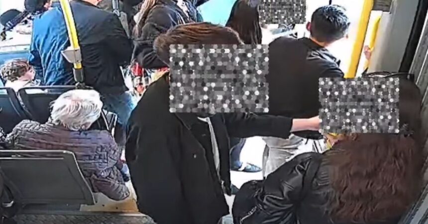 momentul in care un tanar lesina intr un tramvai din iasi video 69e63221a9aa0