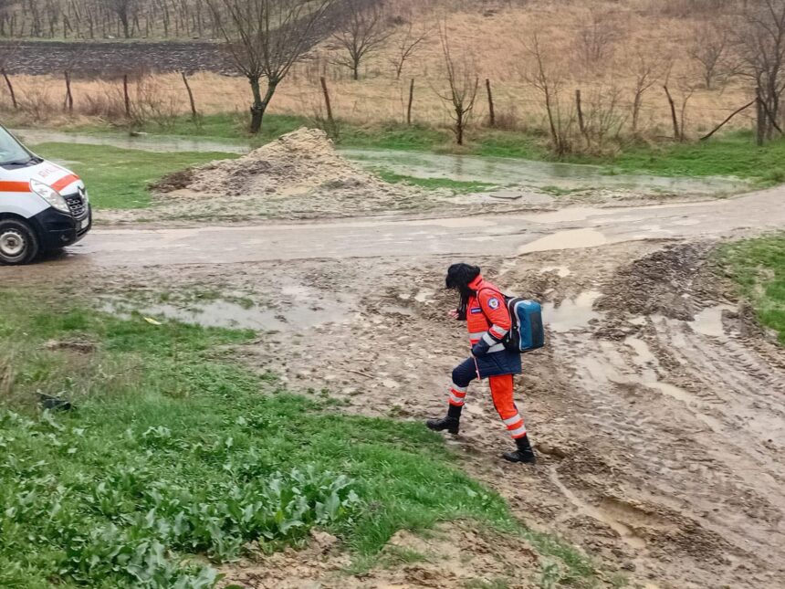 o ambulanta a ramas impotmolita in noroi in timp ce se deplasa la o pacienta cu avc primar iarna nu i ca vara 69ce7c99ef360 1