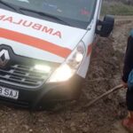 o batrana din vaslui a fost la un pas de moarte dupa ce ambulanta care o transporta la spital a ramas blocata in noroi 69ce7f64e0695