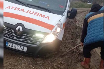 o batrana din vaslui a fost la un pas de moarte dupa ce ambulanta care o transporta la spital a ramas blocata in noroi 69ce7f64e0695