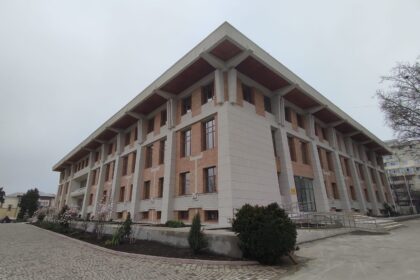 o cladire ca noua la kilometrul 0 al iasului prefectul a prezentat ieri casa patrata la finalul santierului de renovare si eficientizare energetica 69cf18e57ead8