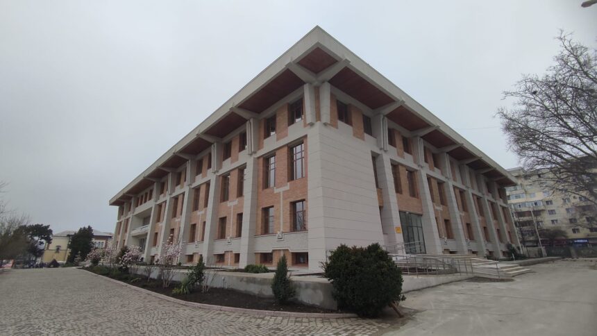 o cladire ca noua la kilometrul 0 al iasului prefectul a prezentat ieri casa patrata la finalul santierului de renovare si eficientizare energetica 69cf18e57ead8