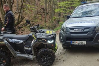 o fata si un baiat de 20 de ani au cazut cu atv ul intr un parau din valcea de la o inaltime de 8 metri 69dec1c9405e0