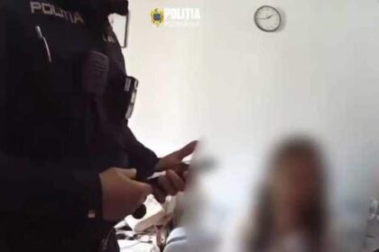 o femeie din capitala a incercat sa se arunce de la etajul trei a fost salvata de sora ei si un echipaj de politie 69f34635c94a7