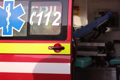 o femeie din constanta care bause detergent s a aruncat dintr o ambulanta aflata in mers o alta salvare a intervenit 69ee511433986