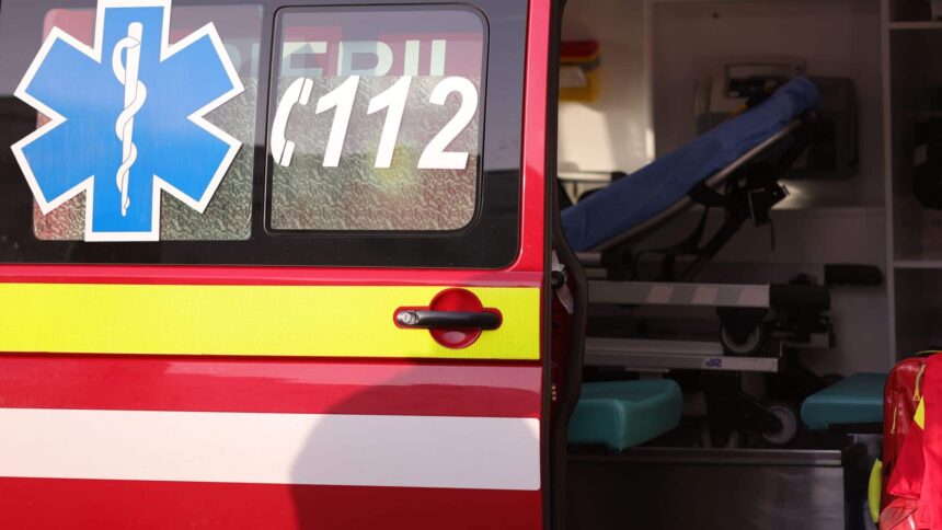 o femeie din constanta care bause detergent s a aruncat dintr o ambulanta aflata in mers o alta salvare a intervenit 69ee511433986