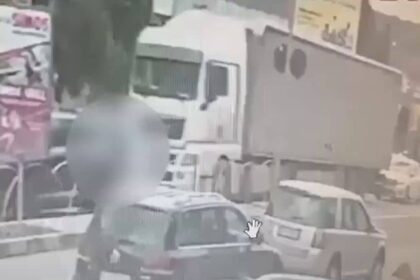 o femeie din suceava a ramas fara picioare dupa ce a fost prinsa sub rotile unui tir momentul a fost surprins de camere 69d52f75cf48c