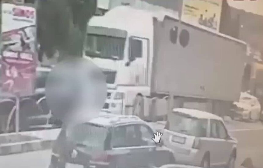 o femeie din suceava a ramas fara picioare dupa ce a fost prinsa sub rotile unui tir momentul a fost surprins de camere 69d52f75cf48c