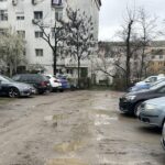 o parcare rezidentiala din cartierul galata din iasi arata ca dupa razboi spatiile verzi sunt distruse de masini iar strada este plina de gropi 69cda6a95bcde