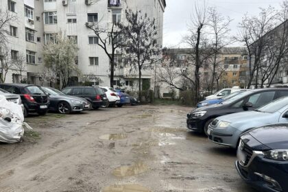 o parcare rezidentiala din cartierul galata din iasi arata ca dupa razboi spatiile verzi sunt distruse de masini iar strada este plina de gropi 69cda6a95bcde