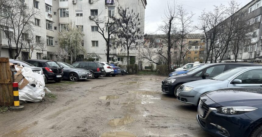 o parcare rezidentiala din cartierul galata din iasi arata ca dupa razboi spatiile verzi sunt distruse de masini iar strada este plina de gropi 69cda6a95bcde