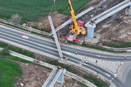 pasarela pentru biciclisti de la miroslava se contureaza dupa montarea grinzilor peste soseaua de centura foto 69e48c3eec932
