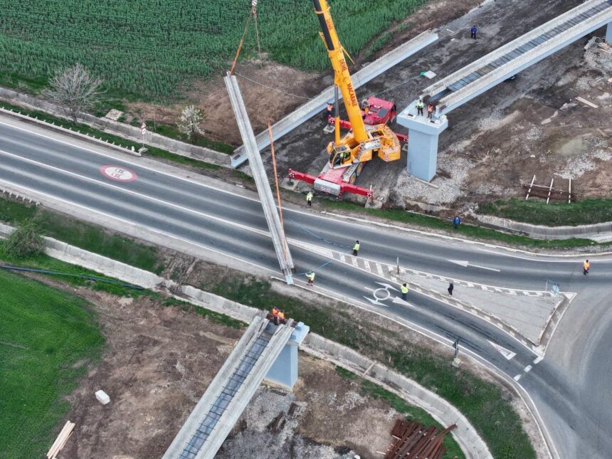 pasarela pentru biciclisti de la miroslava se contureaza dupa montarea grinzilor peste soseaua de centura foto 69e48c3eec932