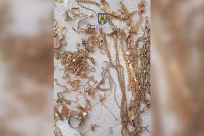 patru persoane au trimis timp de un an aur prin curierat peste 28 de kilograme de bijuterii descoperite de politisti 69cc576aa1cfb