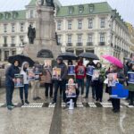 pe ploaie torentiala un mic grup de ieseni au iesit in piata unirii sa l sustina pe bolojan 69e666f64acde