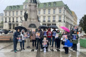 pe ploaie torentiala un mic grup de ieseni au iesit in piata unirii sa l sustina pe bolojan 69e666f64acde