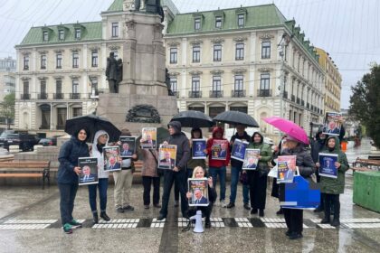 pe ploaie torentiala un mic grup de ieseni au iesit in piata unirii sa l sustina pe bolojan 69e666f64acde