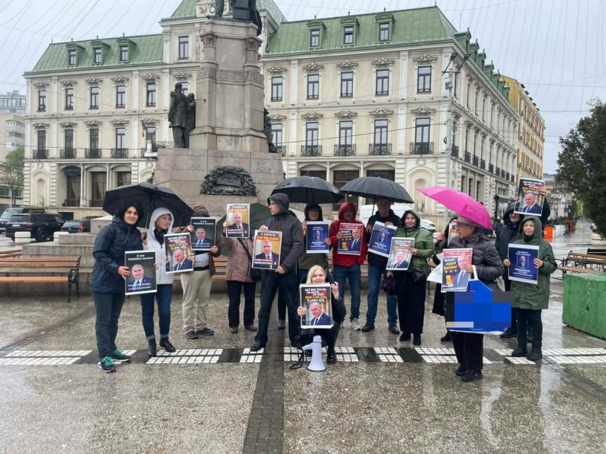 pe ploaie torentiala un mic grup de ieseni au iesit in piata unirii sa l sustina pe bolojan 69e666f64acde