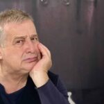 persoane necunoscute au dat foc casei lui mircea dinescu locuinta din cetate a fost complet distrusa 69e3824881433