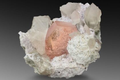 piatra iubirii ajunge miine la palatul culturii din iasi trei zile de expozitie cu minerale rare cristale si bijuterii 69cdbce56af53