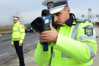 politist din galati amendat si lasat fara permis dupa ce a fost prins circuland cu 121 km h printr o comuna 69ea3cef85b03