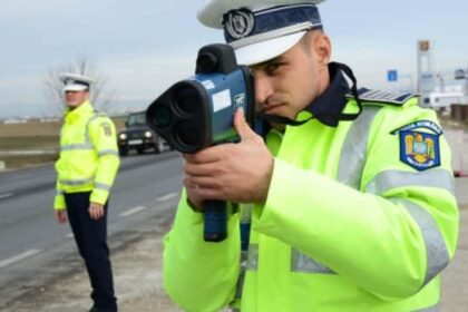 politist din galati amendat si lasat fara permis dupa ce a fost prins circuland cu 121 km h printr o comuna 69ea3cef85b03