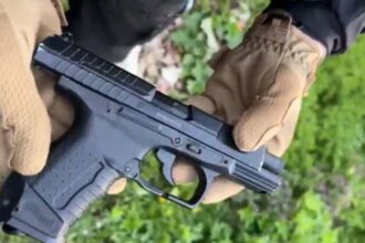 politistii din botosani au ridicat pistolul unui barbat de 43 de ani dupa ce a amenintat o persoana intr un video online 69edeb38dffc3