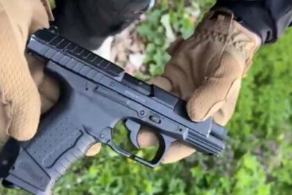 politistii din botosani au ridicat pistolul unui barbat de 43 de ani dupa ce a amenintat o persoana intr un video online 69edeb38dffc3