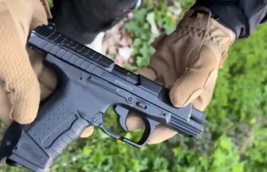 politistii din botosani au ridicat pistolul unui barbat de 43 de ani dupa ce a amenintat o persoana intr un video online 69edeb38dffc3