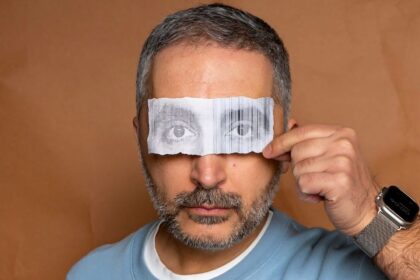 portrete privite prin gaura cheii unor usi din anii 30 alex galmeanu aduce la romanian creative week o expozitie despre intimitate si privirea indiscreta 69ef183fe0d96