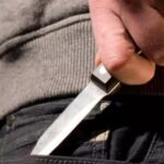 pusti injunghiat de consateanul pe care l a refuzat cand acesta a vrut sa i faca cinste la bodega sateasca a iesit o bataie generala cu cutite 69cc79655a17f