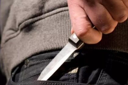 pusti injunghiat de consateanul pe care l a refuzat cand acesta a vrut sa i faca cinste la bodega sateasca a iesit o bataie generala cu cutite 69cc79655a17f