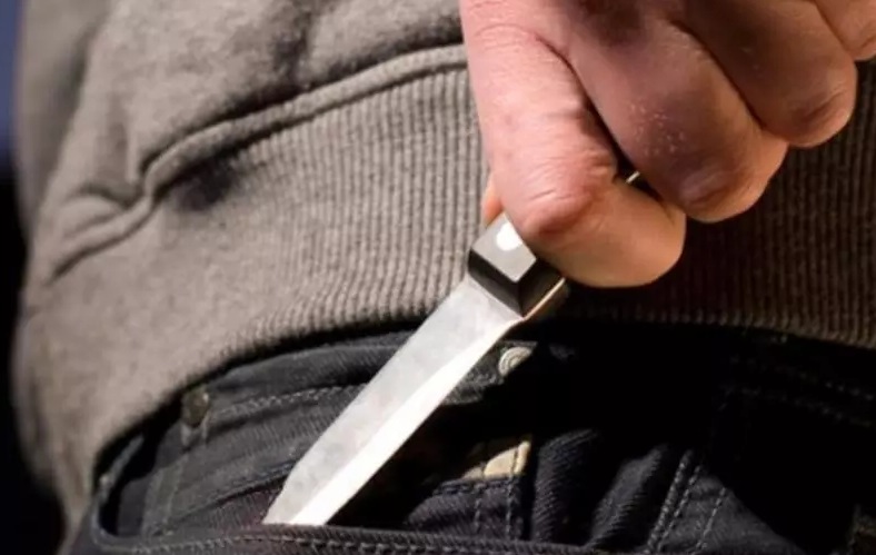 pusti injunghiat de consateanul pe care l a refuzat cand acesta a vrut sa i faca cinste la bodega sateasca a iesit o bataie generala cu cutite 69cc79655a17f