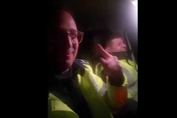 sa vina permisele doi politisti din braila sunt cercetati dupa ce s au filmat cantand manele in masina de serviciu video 69dd73d79d310