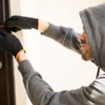 sapte ani de inchisoare pentru unul din cei mai brutali spargatori de apartamente i s a infundat dupa o lovitura in canta urmata de o alta identica la bacau 69d30d6d5d781