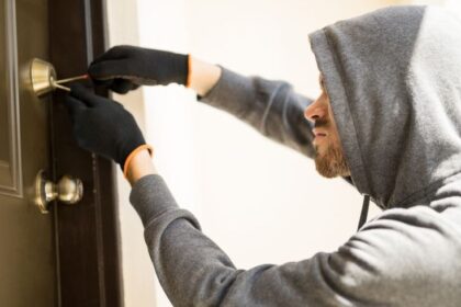 sapte ani de inchisoare pentru unul din cei mai brutali spargatori de apartamente i s a infundat dupa o lovitura in canta urmata de o alta identica la bacau 69d30d6d5d781